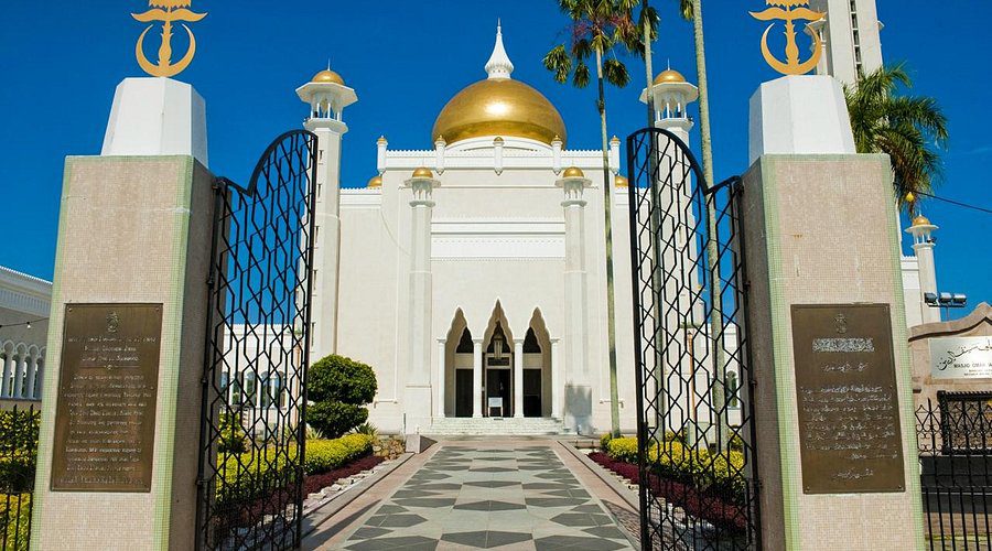 Sultan Omar Ali Saifuddien Mosque – Brunei’s Golden Crown