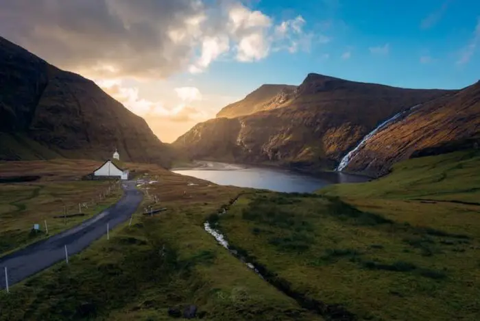 Saksun – A Hidden Lagoon Surrounded by Mountains